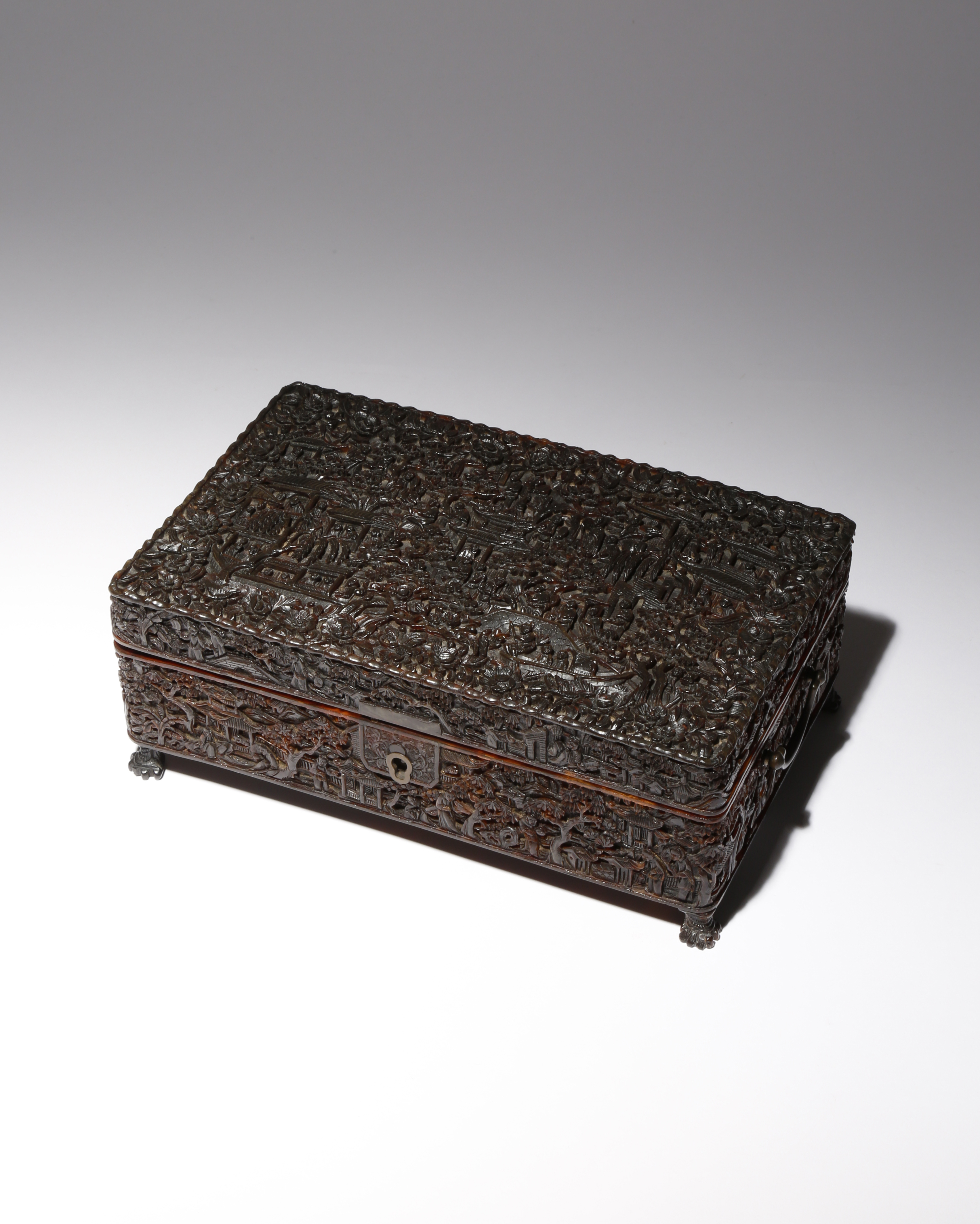 λ A CHINESE CANTON TORTOISESHELL RECTANGULAR SEWING BOX AND COVER 19TH CENTURY The exterior carved