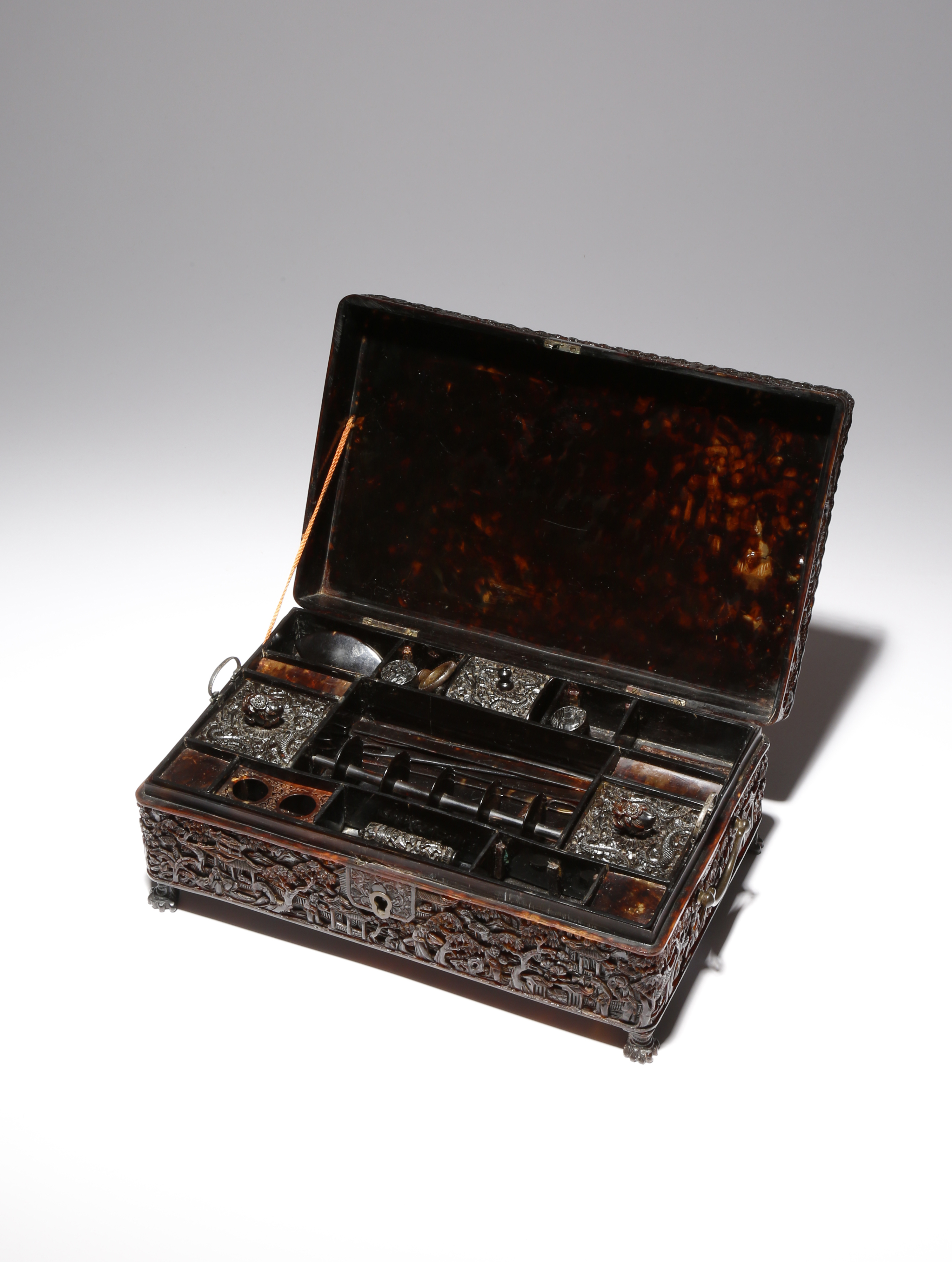 λ A CHINESE CANTON TORTOISESHELL RECTANGULAR SEWING BOX AND COVER 19TH CENTURY The exterior carved - Image 2 of 2