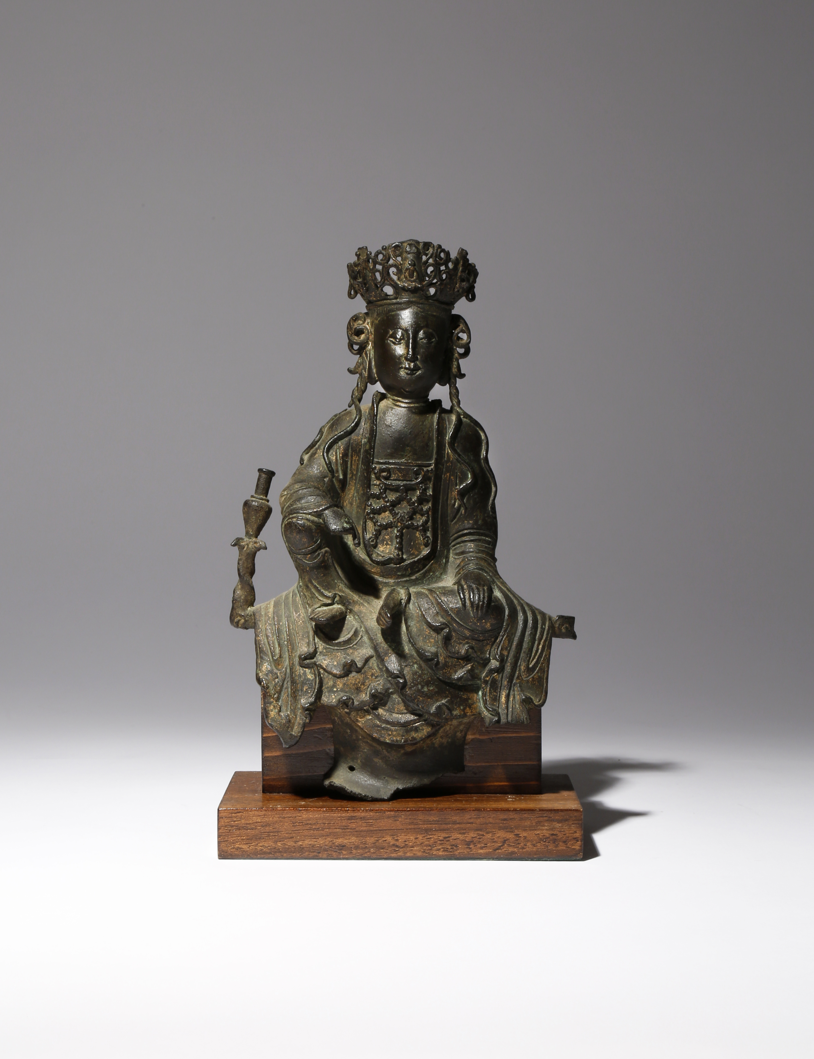 A CHINESE PARCEL-GILT BRONZE FIGURE OF GUANYIN MING DYNASTY She sits in a relaxed pose with her - Image 2 of 2