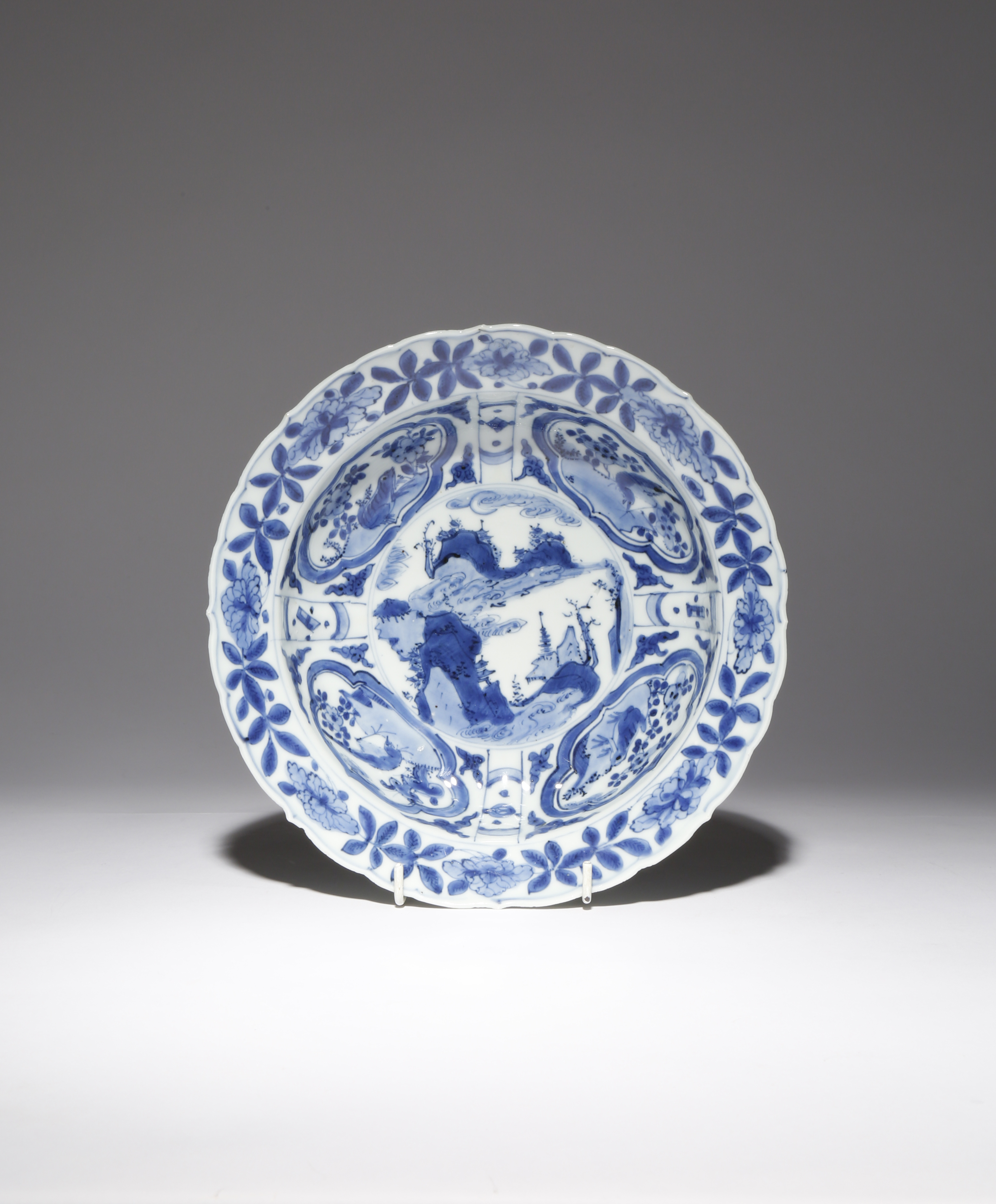 A CHINESE BLUE AND WHITE KRAAK PORCELAIN 'KLAPMUTS' BOWL WANLI 1573-1620 Painted to the centre