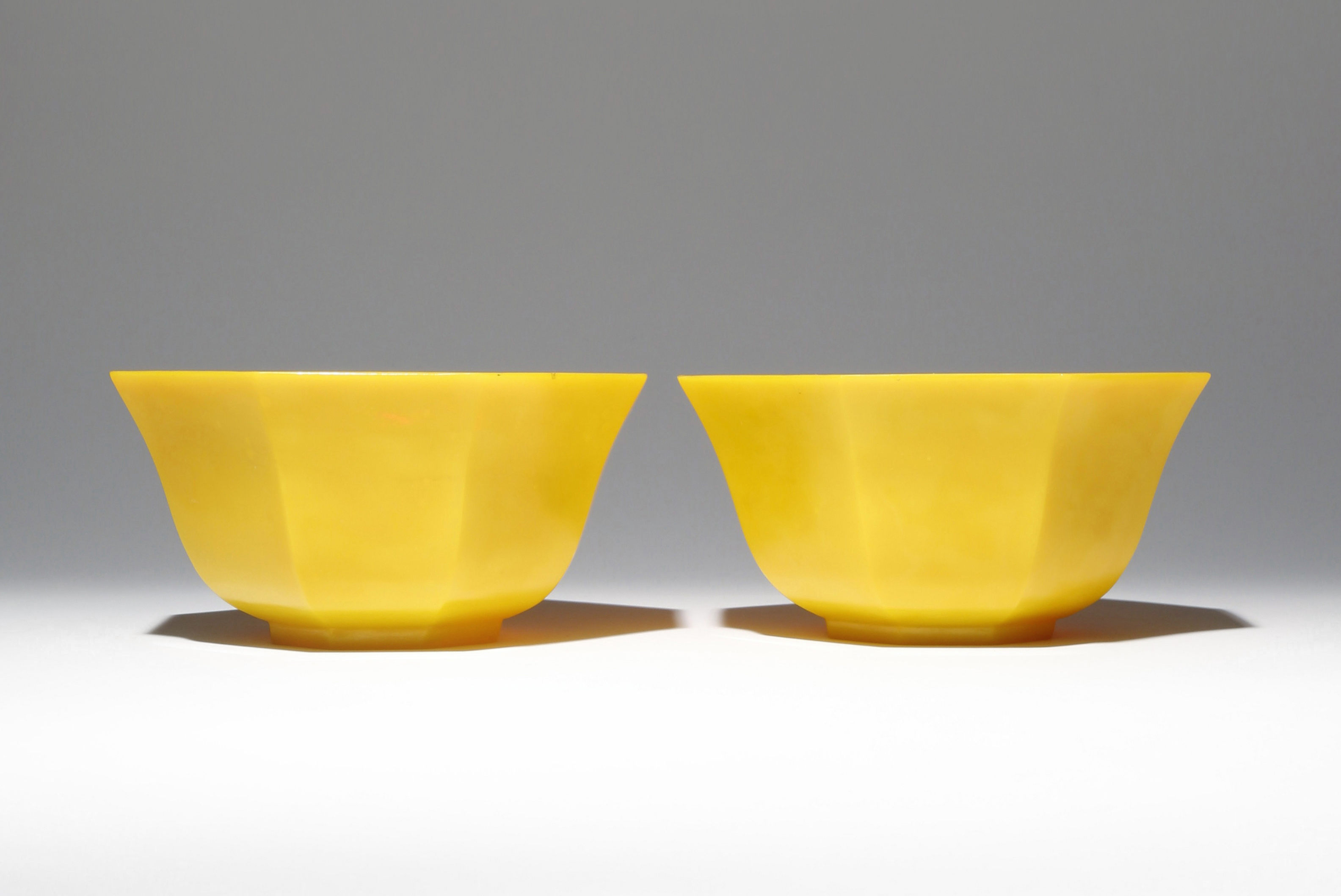 A PAIR OF CHINESE BEIJING YELLOW GLASS OCTAGONAL-SECTION BOWLS LATE QING DYNASTY Each raised on a