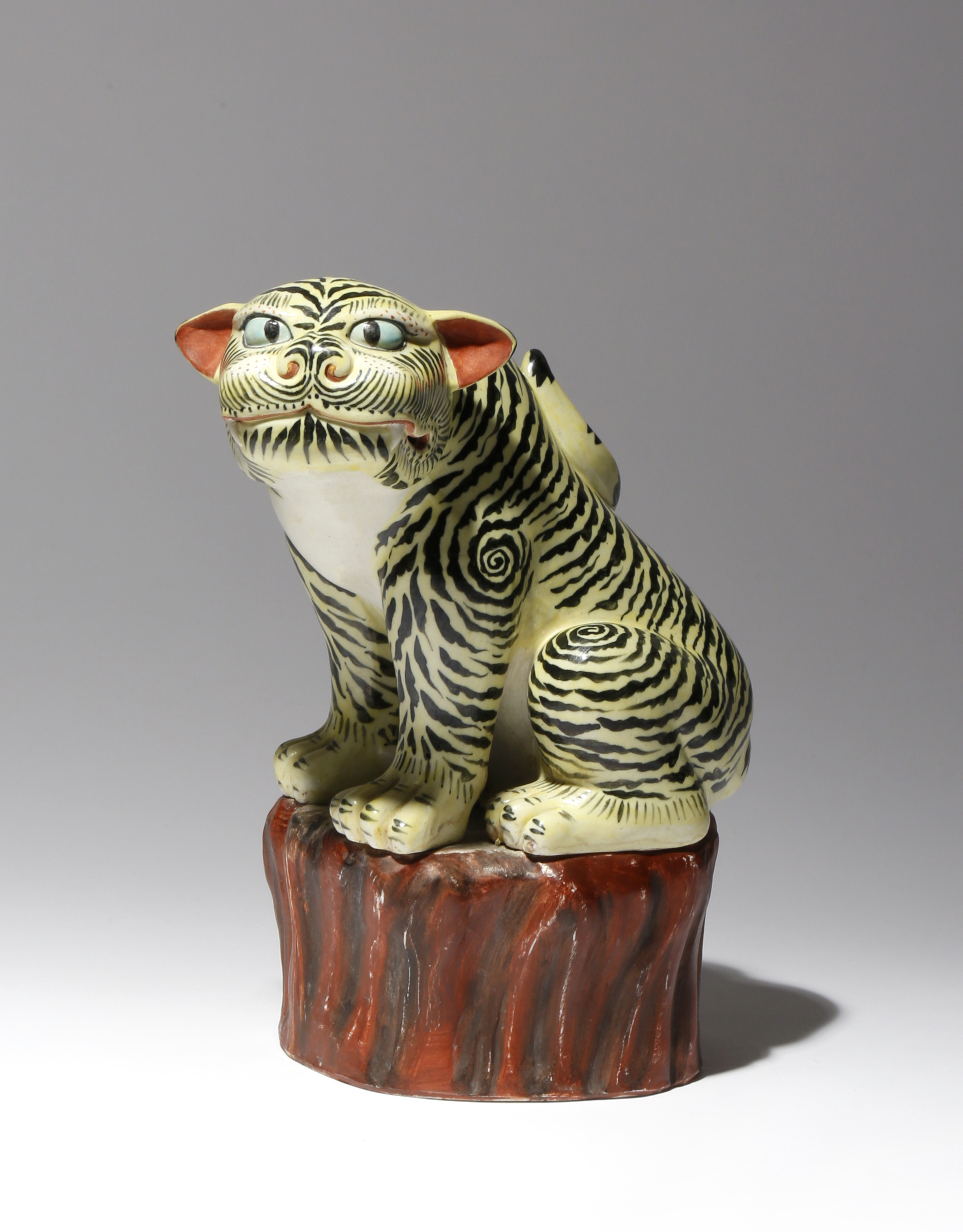 A JAPANESE KAKIEMON STYLE MODEL OF A TIGER MEIJI PERIOD, C.1900 After a Japanese 17th century model,