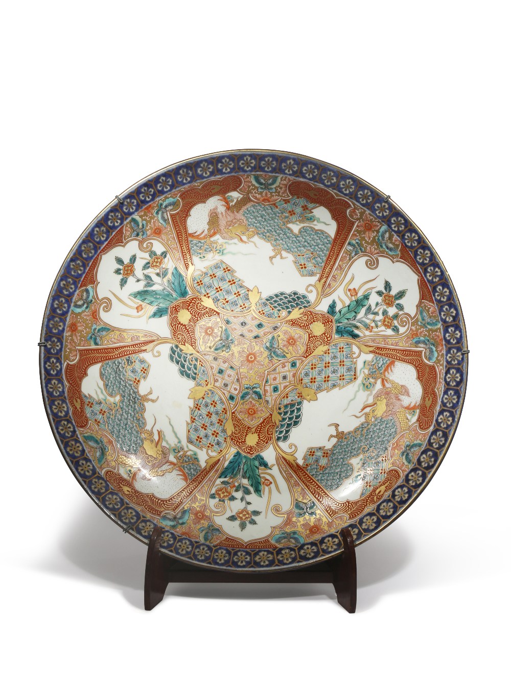 A MASSIVE JAPANESE IMARI CHARGER MEIJI OR TAISHO PERIOD, 19TH OR 20TH CENTURY The well typically