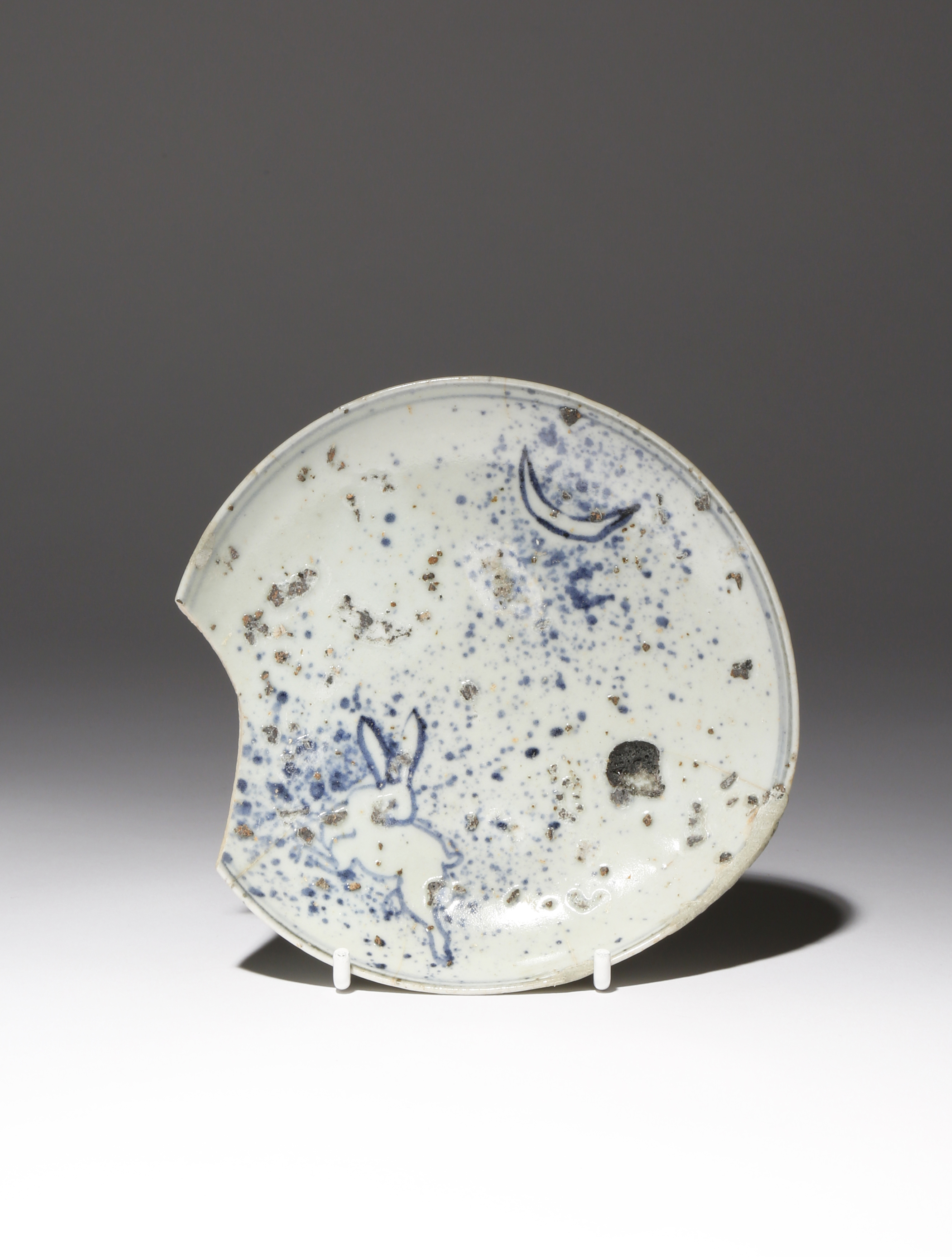 A JAPANESE SHOKI-IMARI DISH EDO PERIOD, C.1630-40 The well decorated in underglaze cobalt blue - Image 2 of 2