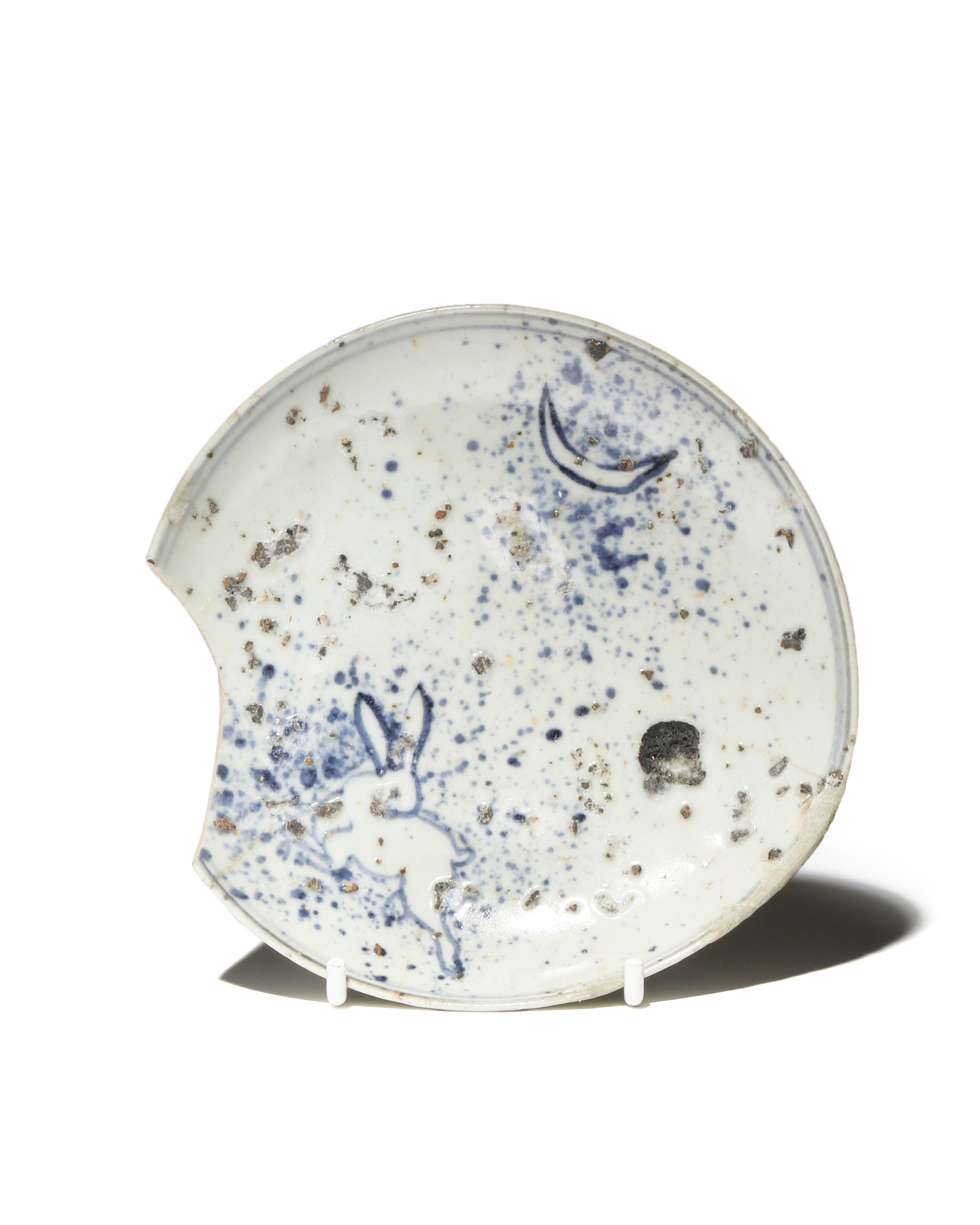 A JAPANESE SHOKI-IMARI DISH EDO PERIOD, C.1630-40 The well decorated in underglaze cobalt blue