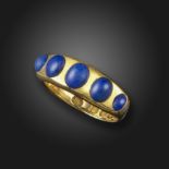 A Victorian lapis lazui-set gold gypsy ring, set with graduated lapis lazuli cabochons in gold, 18ct