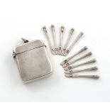 An Edwardian silver butt marker, by Grey and Co, Birmingham 1906, rectangular form, hinged cover,