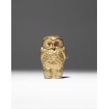 A SMALL GILT-METAL OWL-SHAPED VESTA CASE EARLY 20TH CENTURY Formed as an owl with its wings tucked