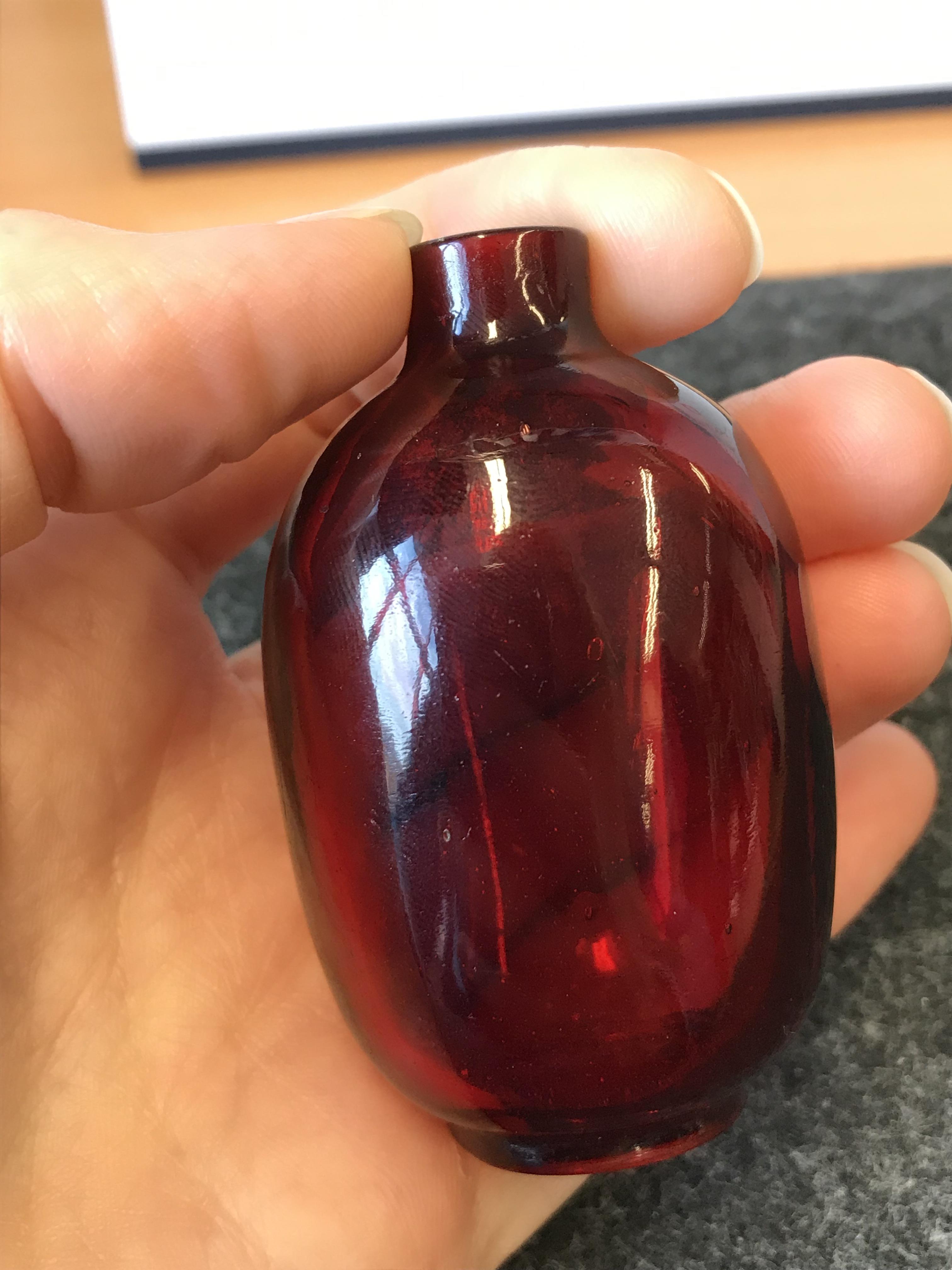A CHINESE RED GLASS SNUFF BOTTLE QING DYNASTY The plain ovoid body rising from an oval foot to a - Image 9 of 14