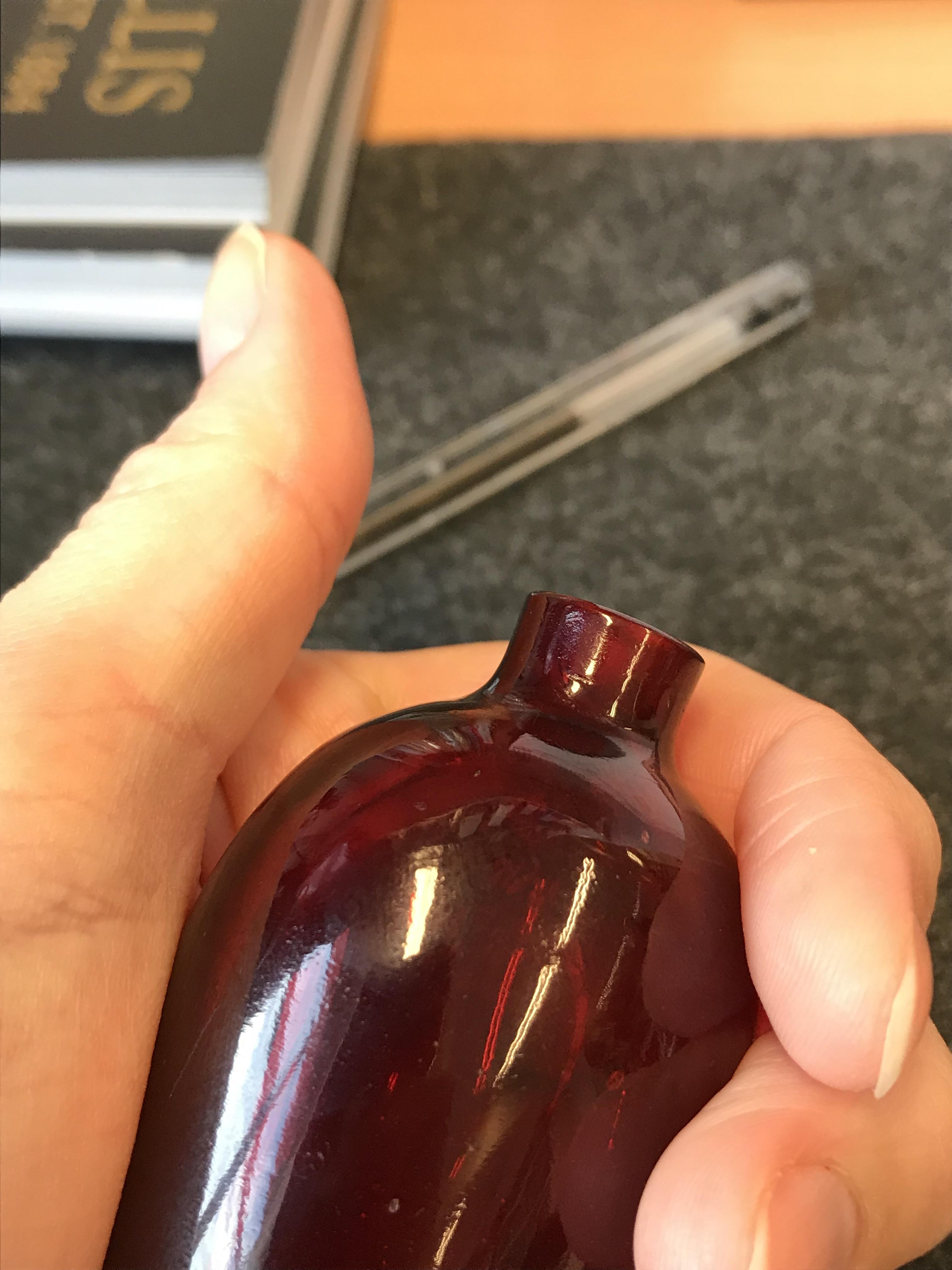 A CHINESE RED GLASS SNUFF BOTTLE QING DYNASTY The plain ovoid body rising from an oval foot to a - Image 12 of 14