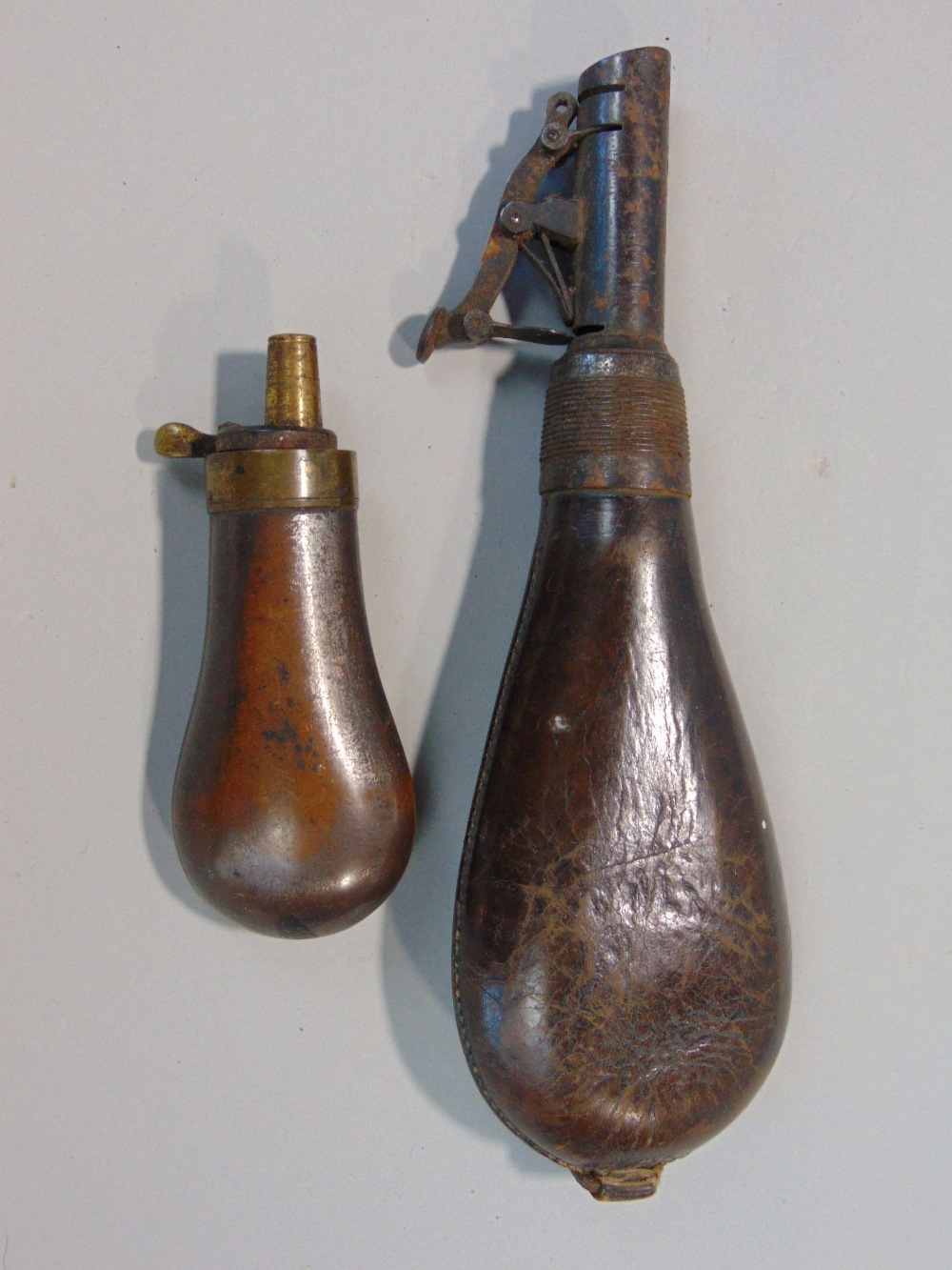 Small miscellaneous collection including cigarette holders, powder flasks, 1910 US military - Image 5 of 8