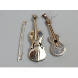 Continental white metal novelty miniature violin, with bow, the violin 8cm long, together with a