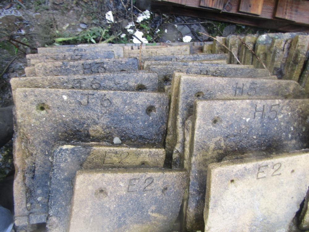 A pallet of various reproduction Cotswold style slates in various sizes, 150 approx - Image 2 of 2