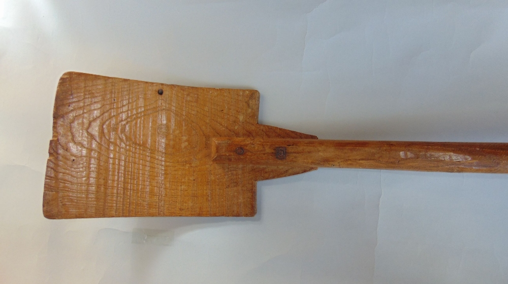 Antique elm grain shovel, 127 cm long - Image 2 of 2