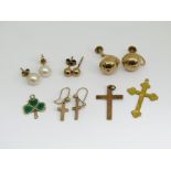 Group of 9ct jewellery comprising two cross pendants, enamelled clover charm (af) and four pairs