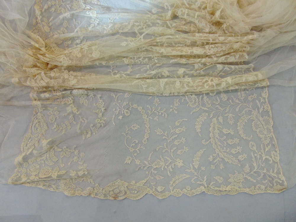 Vintage woolen blanket in herringbone weave together with a fine lace veil, 2.9m long, a cotton - Image 3 of 3