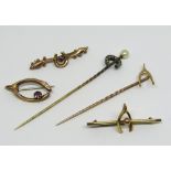 Group of horseshoe / wishbone motif jewellery comprising three 9ct brooches and two yellow metal