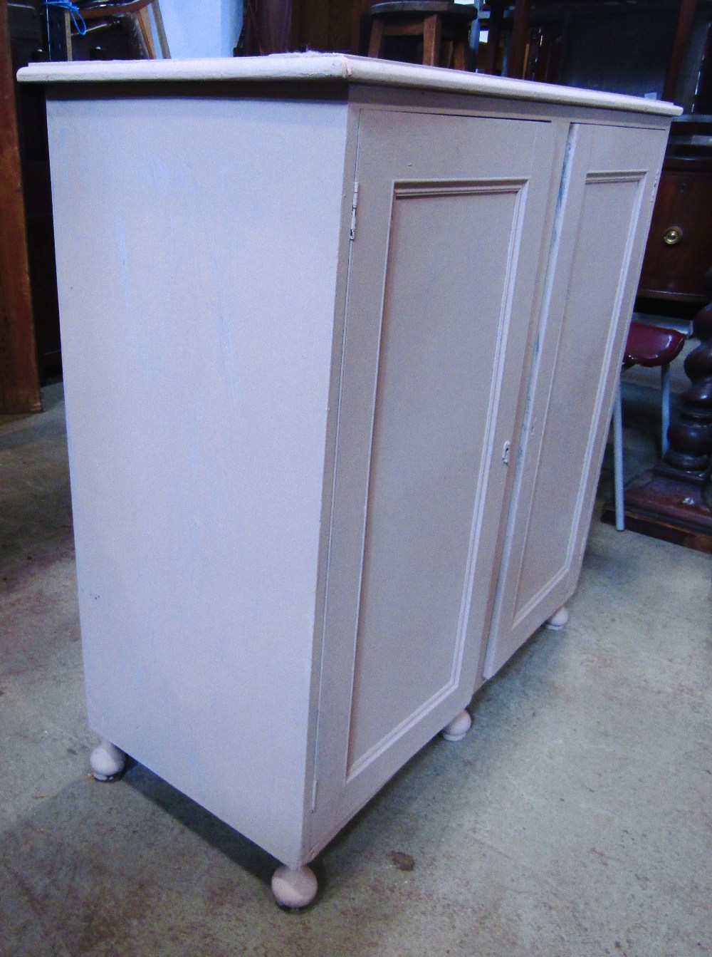 A low freestanding painted side cupboard enclosed by a pair of rectangular moulded panelled doors - Image 3 of 3