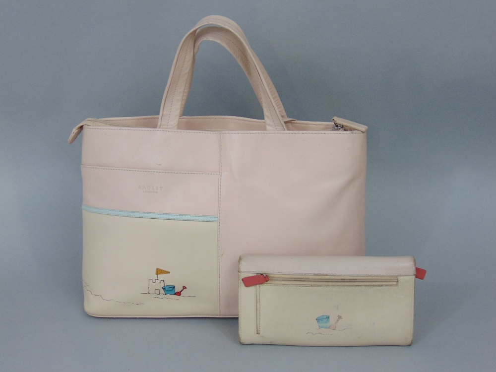 Radley handbag 'Fun in the Sun' in leather, with applique beach scene featuring Scottie Dog, has - Image 3 of 5