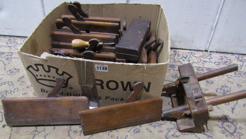 21 vintage wooden carpentry moulding planes, and a sharpening stone - Image 2 of 2