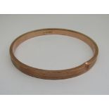 9ct bangle with engine turned decoration, 10.6g (dented)