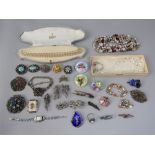 Collection of costume jewellery to include a 9ct bar brooch (af), late Victorian silver brooch, Siam