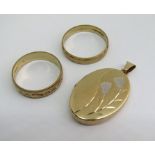 Group of 9ct jewellery comprising a locket with engraved foliate decoration and two wedding rings,