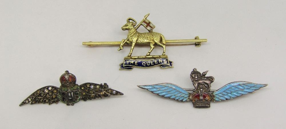 15ct military brooch for The Queen's Regiment, 6g (af) and two further white metal sweetheart