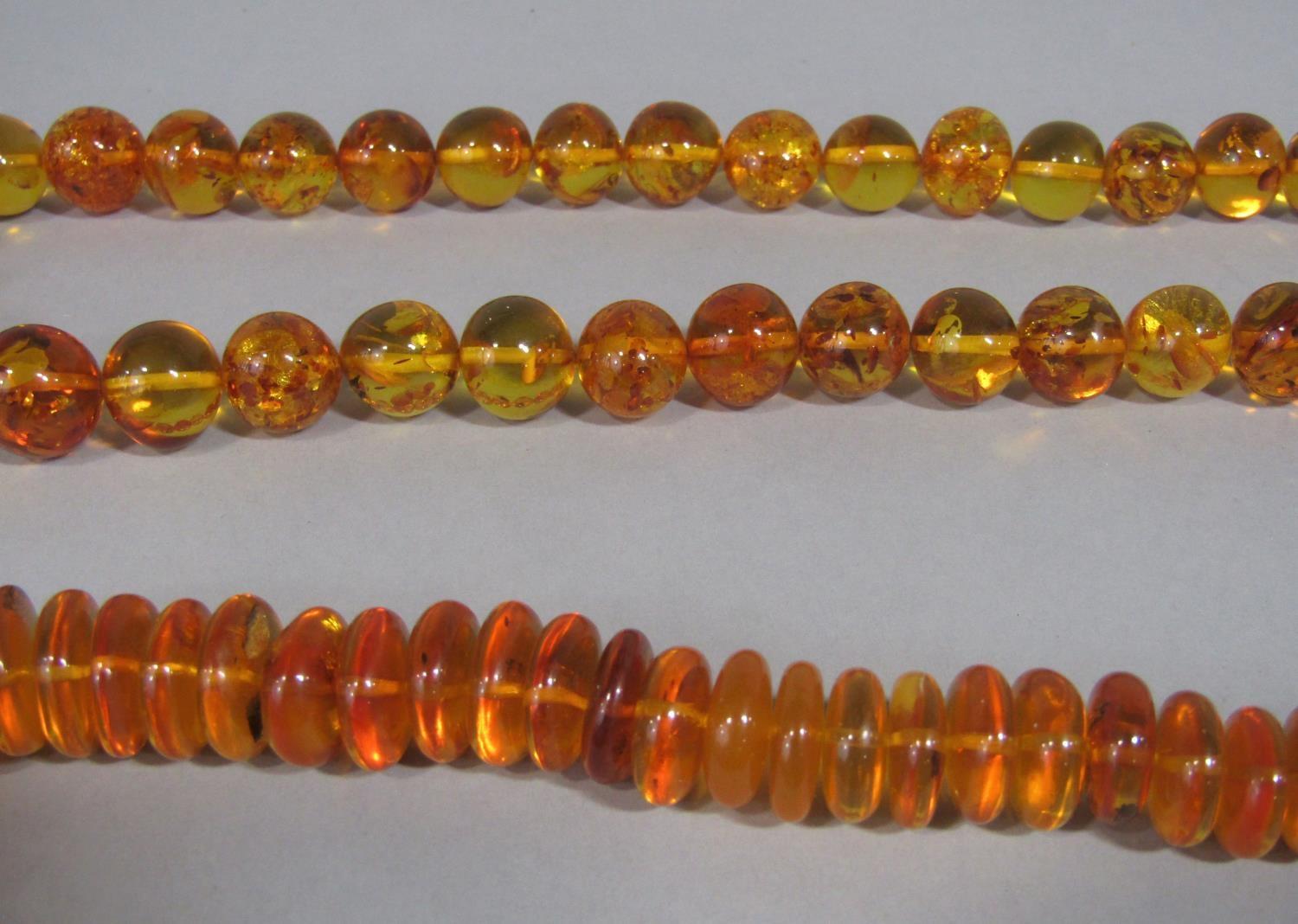 Two graduated amber bead necklaces, each with 9ct clasp (2) - Image 2 of 2