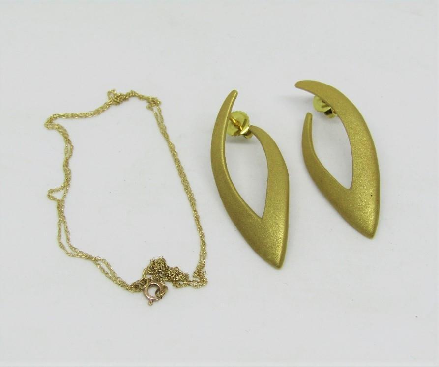 Pair of 18k burnished earrings, and a 10k fine link necklace, 8.9g total (3)