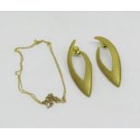 Pair of 18k burnished earrings, and a 10k fine link necklace, 8.9g total (3)