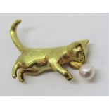 18ct cat brooch marked 'Tiffany & Co.' set with a cultured pearl, dated 1990, 18.5g, with pouch