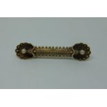 15ct brooch with scallop shell pearl terminals and beaded border, 4.4cm wide approx, 3.5g