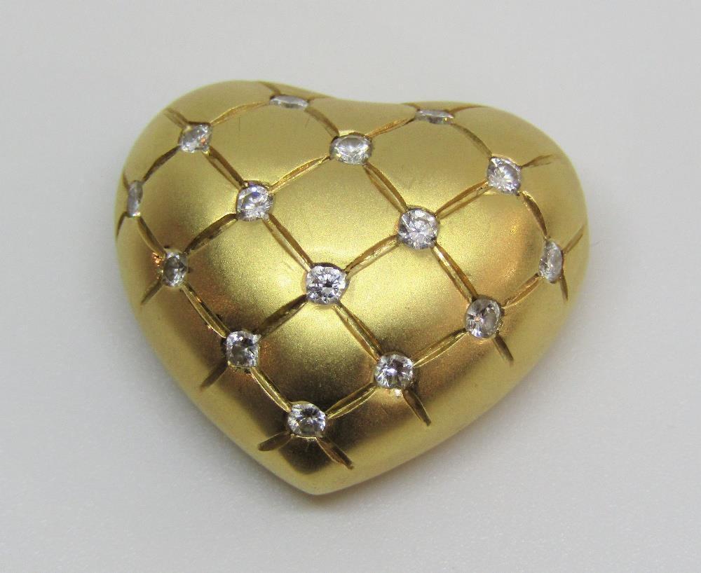 18ct heart shaped pendant with diamond set diaper decoration, 8.1g