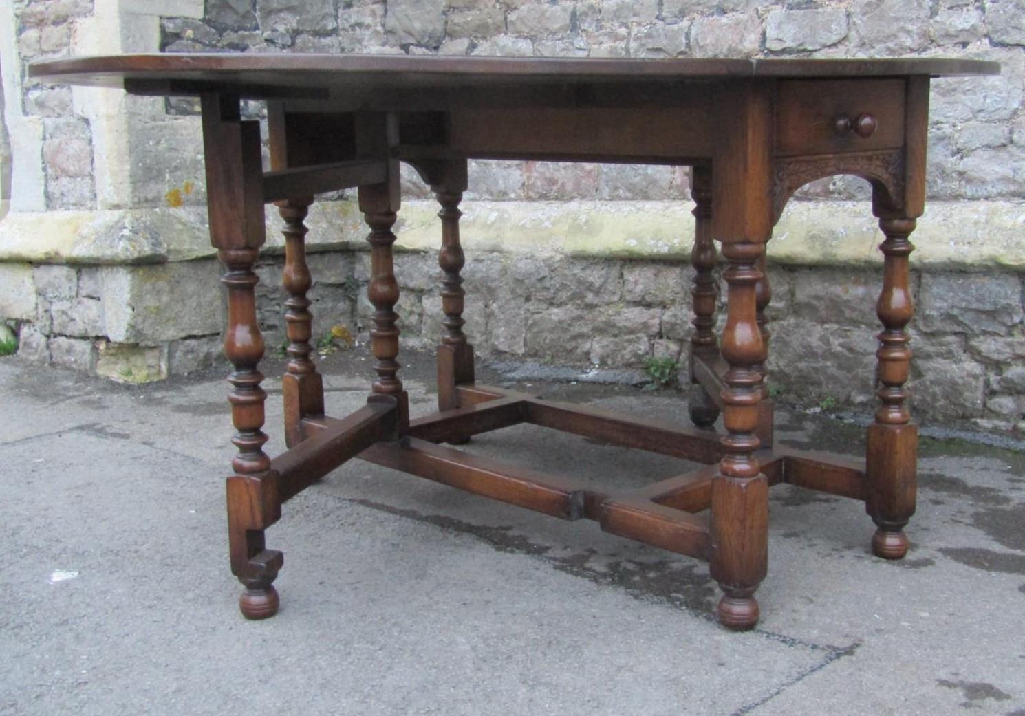 A good quality reproduction old English style oak oval drop leaf gateleg dining table with - Image 3 of 3