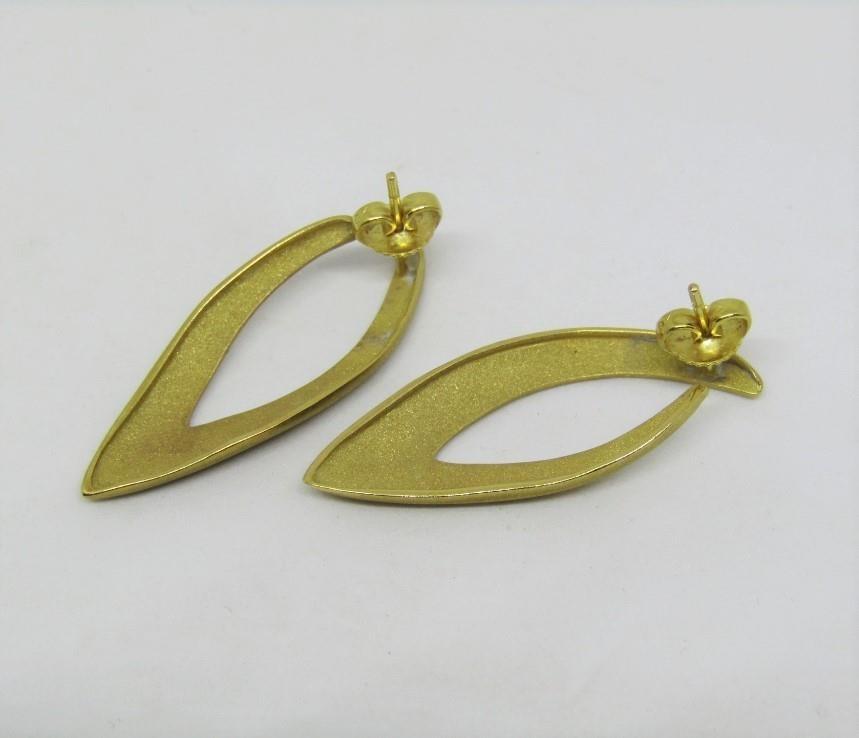 Pair of 18k burnished earrings, and a 10k fine link necklace, 8.9g total (3) - Image 2 of 2