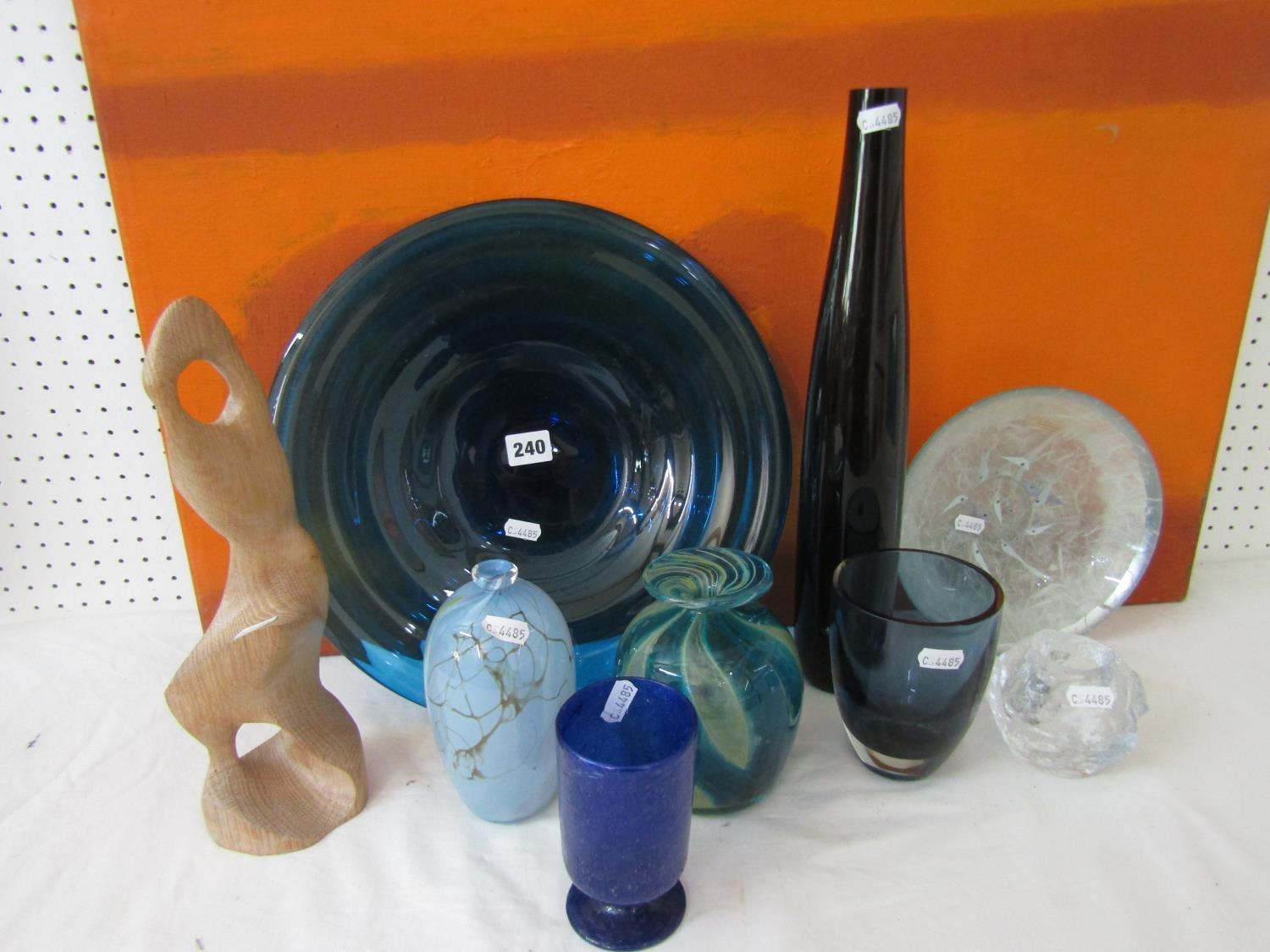 A mixed collection of modern glassware to include a Mdina heavy glass faceted vase