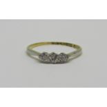 18ct three stone diamond ring, size M/N, 1.5g