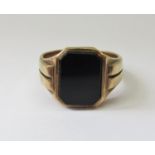 9ct onyx signet ring, size Q, 8.1g