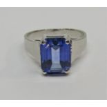 18ct white gold emerald-cut sapphire ring with textured shank, 8.5 x 6.5mm approx, size I/J, 4g