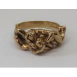 1970s 9ct cast ring in the form of a couple embracing, size Q/R, 9.2g