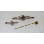 Group of antique gold jewellery comprising a 15ct stick pin with blue spinel knot terminal, a 9ct