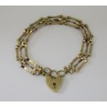 9ct gate link bracelet with heart padlock clasp, 7.9g