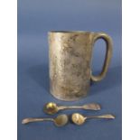 Elkington & Co silver cylindrical tankard, together with three small silver spoons, 9oz approx