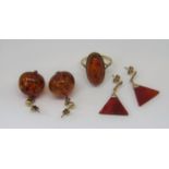 Group of 9ct amber jewellery comprising an oval ring, size Q/R and two pairs of drop earrings (5)