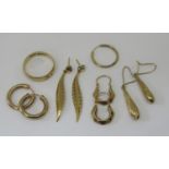 9ct wedding ring, size P/Q and a collection of 9ct / yellow metal earrings to include a pair of leaf