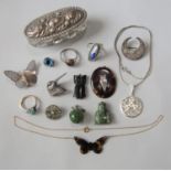 Interesting mixed lot of jewellery to include a tortoiseshell silver pique work pendant depicting an