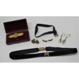 Group of antique jewellery comprising a Victorian 9ct brooch, a black velvet choker with 9ct 'M'