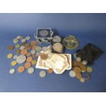 Sundry English coinage, QEII crowns etc, foreign coinage, together with 1914-1918 War and Victory