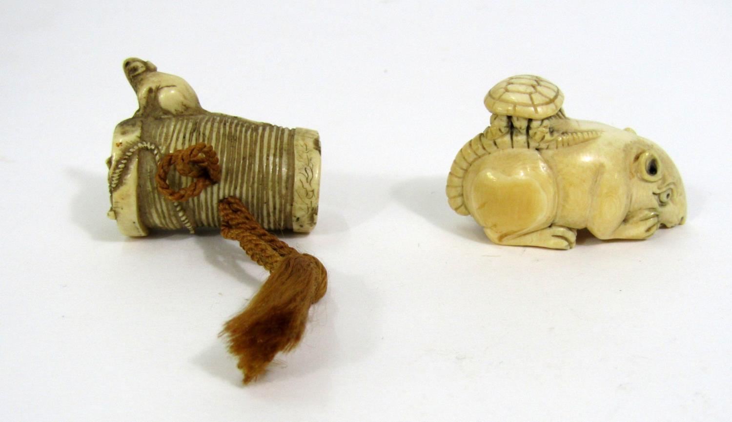 Meiji Period - Ivory Netsuke of a surprised rat with a tortoise on his back and another two rats - Image 2 of 2